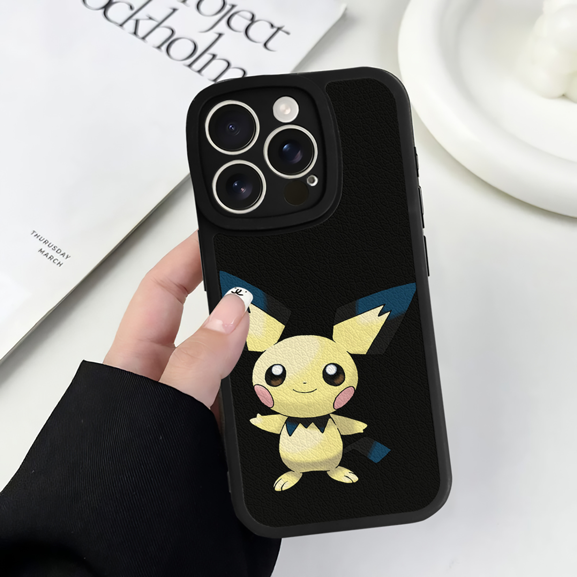 （画像用） ポケットモンスター Pokémon 【iPhone 16シリーズ対応】シリコンスマホケース（レザー調） 材質：シリコン